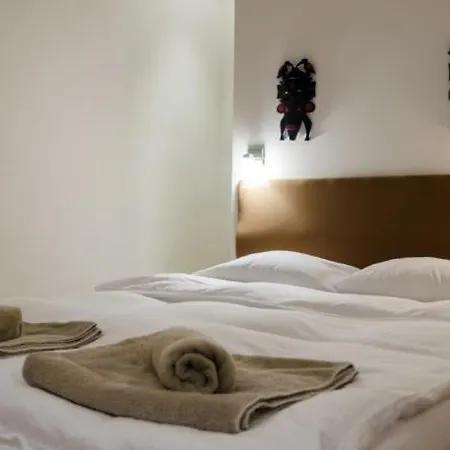 Geris Sleeps 6 With Pool And Air Con